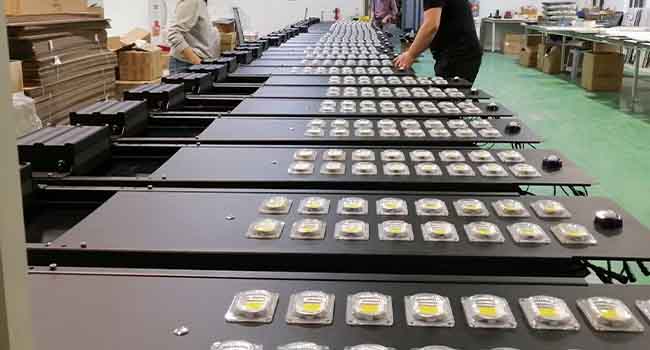 Manufacturing process of integrated solar street light